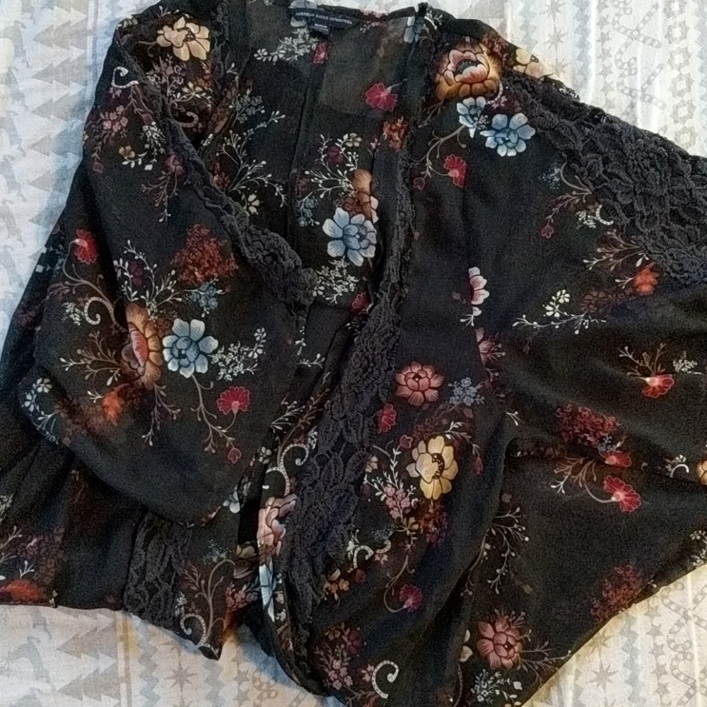 American Eagle floral lace Kimono sz M